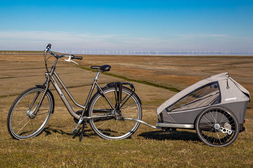 fahrrad-fahren-mit-anhaenger-auf-pellworm